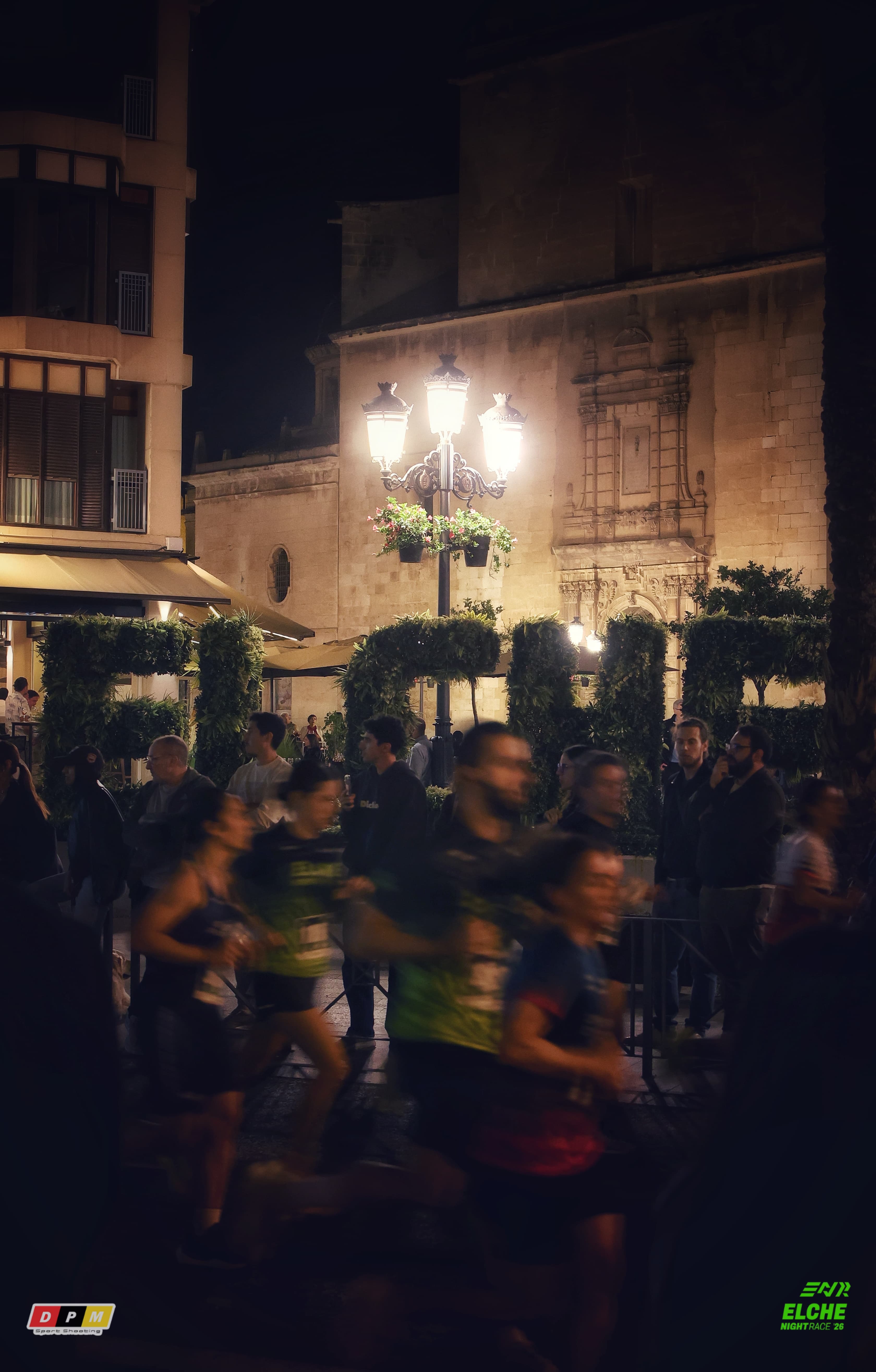 Corredores recorriendo Elche de noche en una edición anterior
